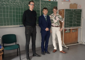 Uczniowie i tabela z wynikami na tablicy