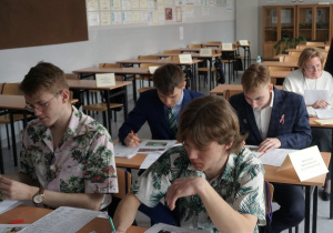 Uczniowie piszący test sprawdzający wiedzę