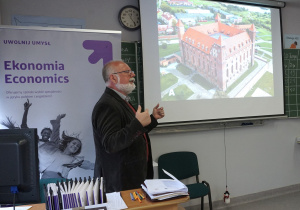 Pan Wicedyrektor Marcin Budynek, w tle prezentacja