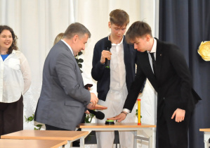 Rywalizacja w odpowiedzi na pytanie w familiadzie