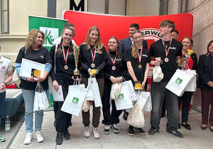 Uczestnicy wraz z nagrodami i medalami