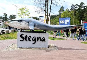 Pomnik wieloryba w miejscowości Stegna