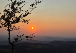 Zdjęcie zachodu słońca nad panoramą