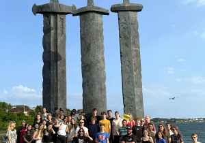 Uczniowie, w tle Sverd i fjell