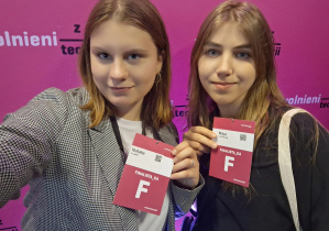 Maja i Natalia prezentujące identyfikatory finalisty